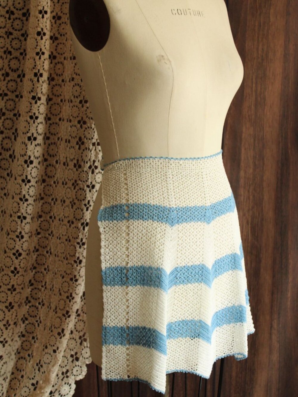 Vintage 1950s 1960s Half Apron, Crocheted in White and Blue, Retro Kitchen - Picture 7 of 11